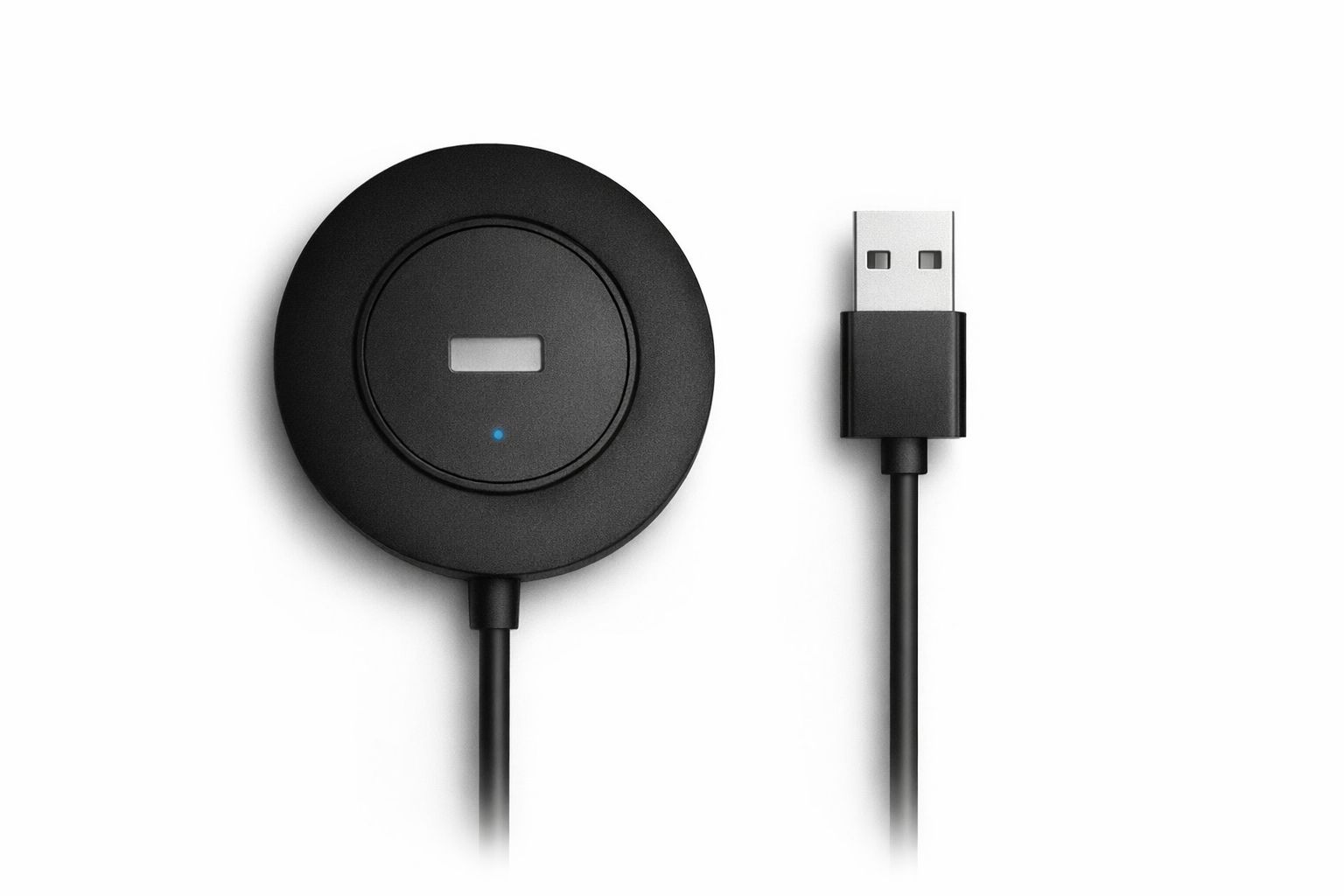 Musta pyöreä Skårebo-latauslaite ja USB-johto valkoisella taustalla.